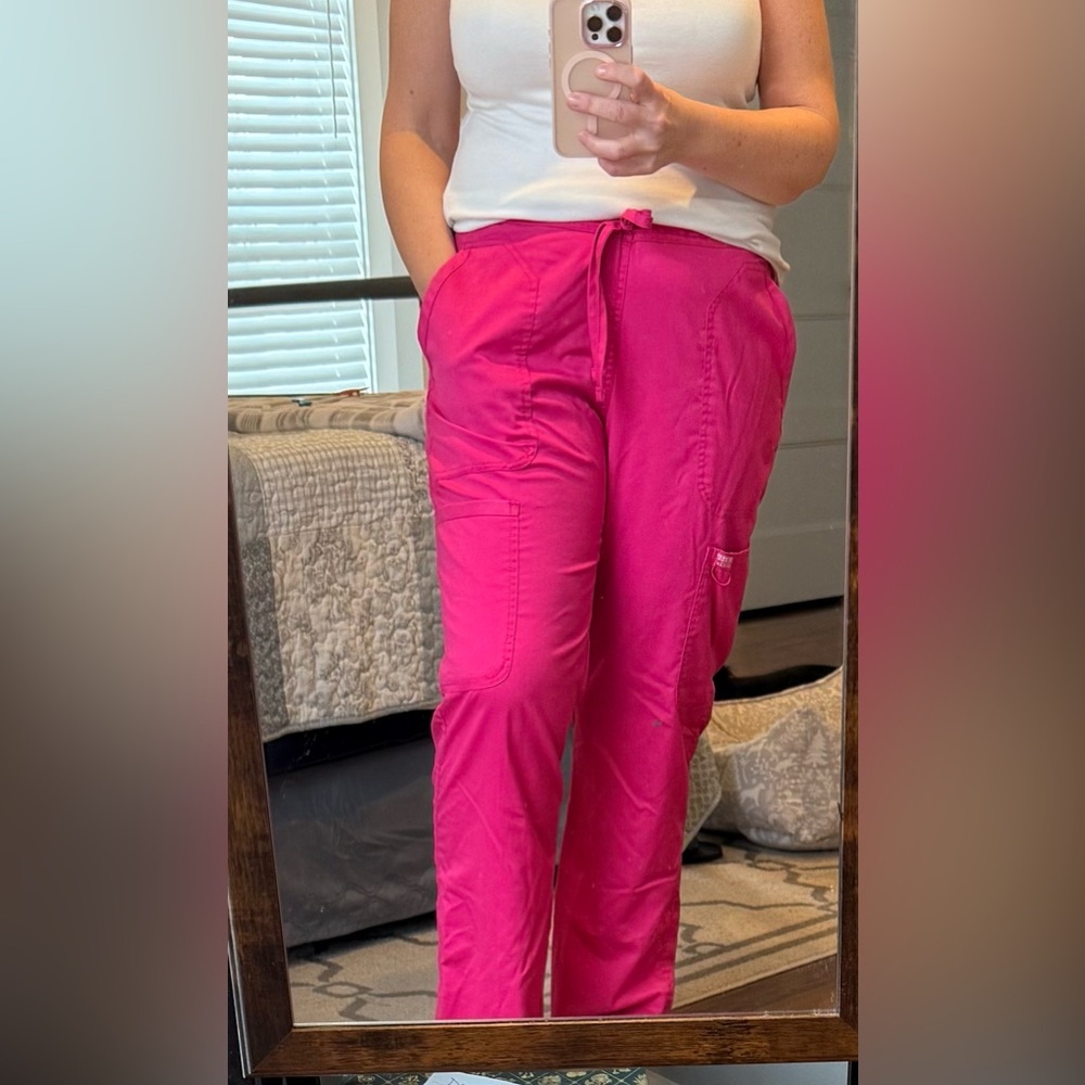 Cherokee women’s scrub pants, size medium. Hot pink.